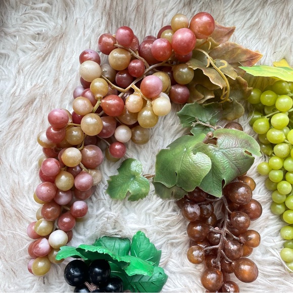Lot of Colorful Artificial life-size Grape Clusters - Picture 5 of 9